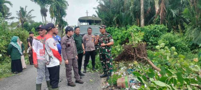 
 TNI-Polri, Tagana Beserta Masyarakat Lakukan Baksos Pembersihan Sampah