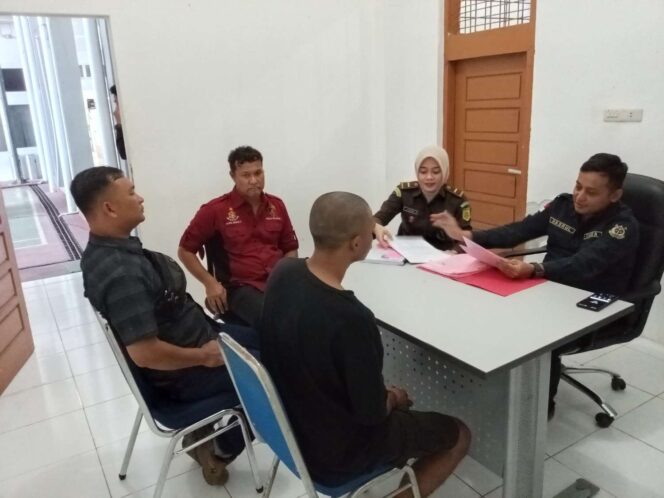
 Sat Reskrim Polres Aceh Selatan Serahkan Tersangka dan Barang Bukti Kasus Pencurian ke Kejaksaan