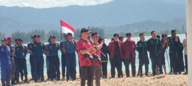 
 Wabup Abdya Zaman Akli memberikan sambutan pada kegiatan pengibaran bendera Merah Putih di Pulau Gosong Susoh, Sabtu, 9 Agustus 2025.