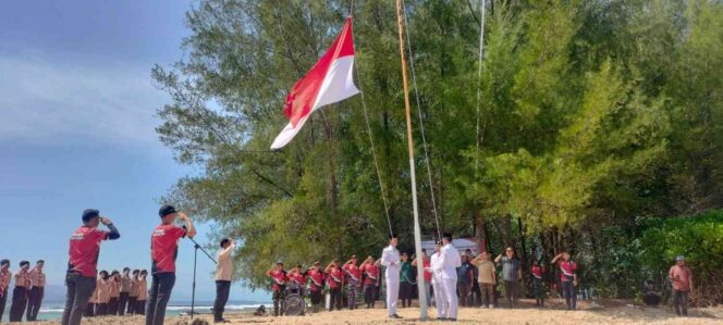 
 Prosesi pengibaran bendera Merah Putih di Pulau Gosong Susoh Kabupaten Abdya,Sabtu,9 Agustus 2025.