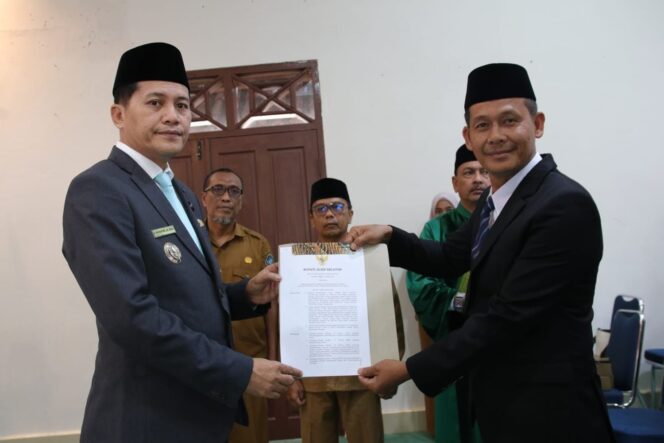 
 Bupati Aceh Selatan H.Mirwan MS saat melantik Abdillah sebagai Direktur PDAM Tirta Naga,Senin 11 Agustus 2025