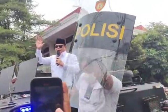 
 Bupati Pati Sudewo saat menghadapi pendemo,Rabu 13 Agustus 2025. 