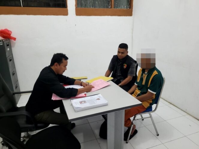
 Satreskrim Polres Aceh Selatan Serahkan Tersangka dan Barang Bukti Kasus ITE ke Kejaksaan Negeri Tapaktuan