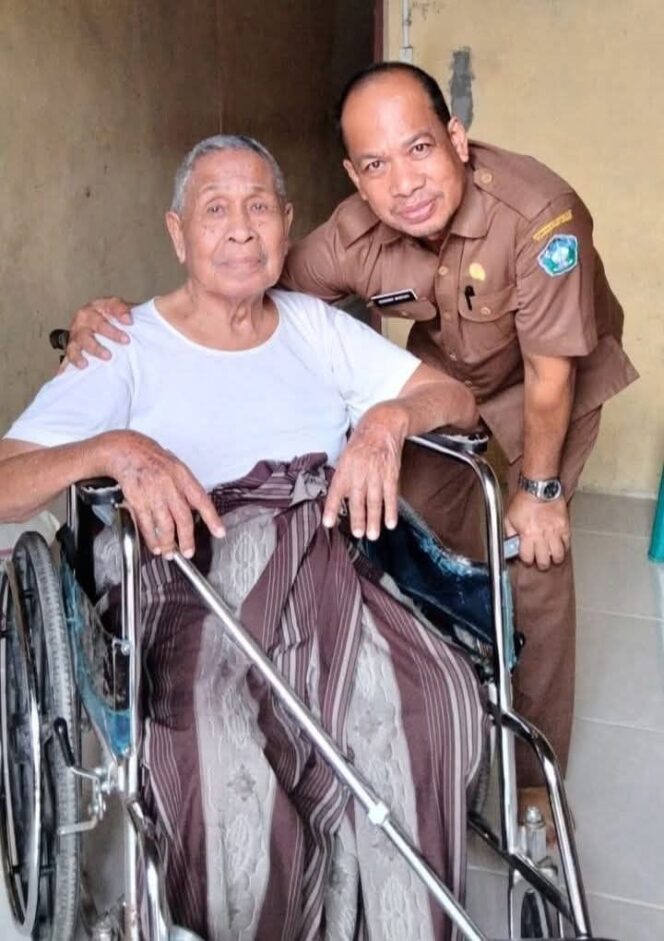 
 Almarhum Mustafa Ahmad Bersama Putra Bungsunya Gusmawi Mustafa