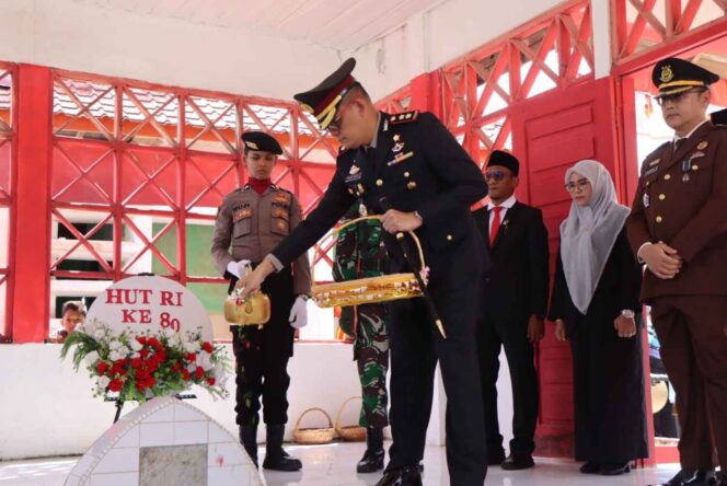 
 Kapolres Aceh Selatan AKBP T. Ricki Fadlianshah, S.I.K Melakukan Tabur Bunga di Makam Pahlawan Teuku Cut Ali