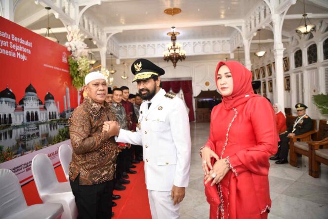 
 Gubernur Aceh didampingi Istri Menyerhkan Penghargaan Kepada Keluarga Pahlawan, Minggu 17 Agustus 2025