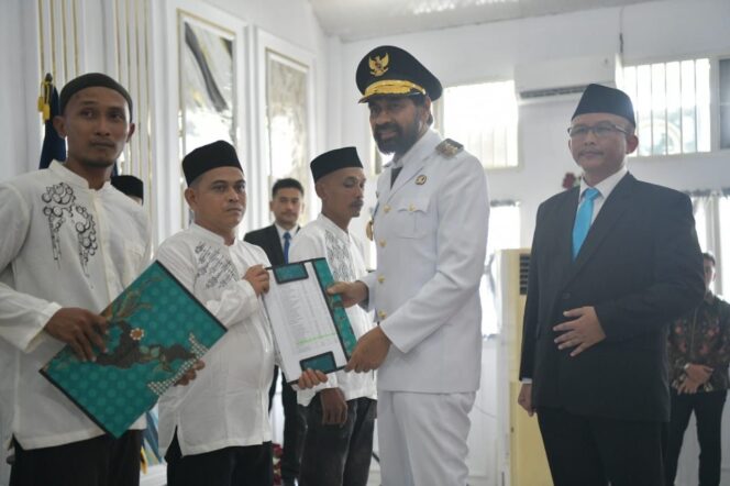 
 Gubernur Aceh H.Muzakir Manaf menyerahkan Remisi kepada narapidana, Minggu, 17 Agustus 2025