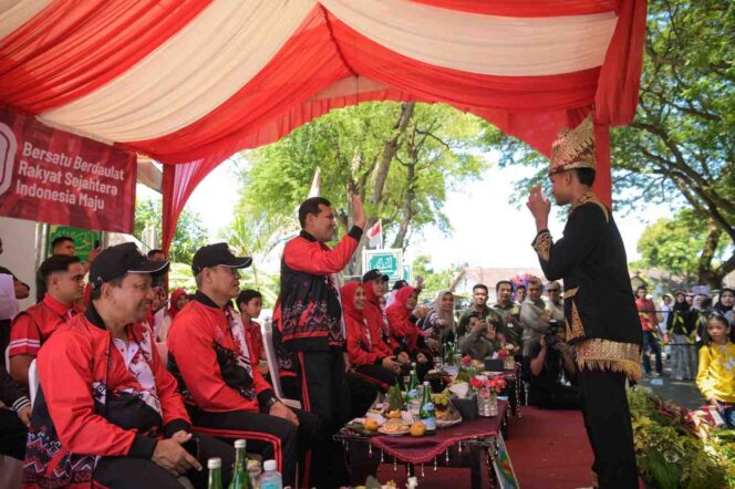 
 Wagub Aceh Fadhlullah menyambut peserta Pawai Budaya dalam rangka HUT RI ke 80, Senin 18 Agustus 2025