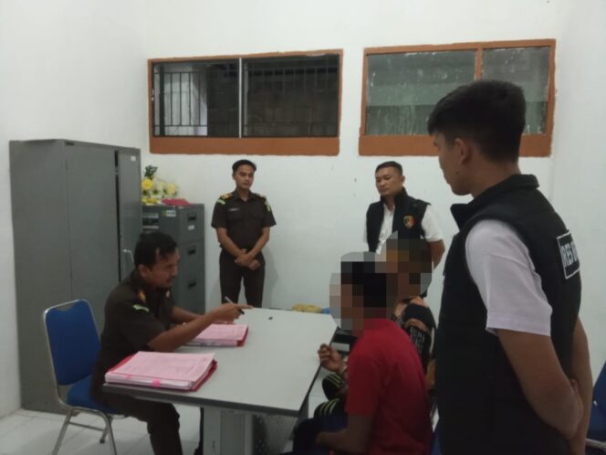 
 Tahap II Kasus Pencurian, Sat Reskrim Polres Aceh Selatan Limpahkan Tersangka dan Barang Bukti ke Kejaksaan