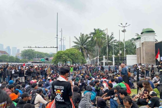 
 Demo 25 Agustus di Depan DPR Ricuh, Polisi Semprot Water Cannon untuk Kendalikan Massa 