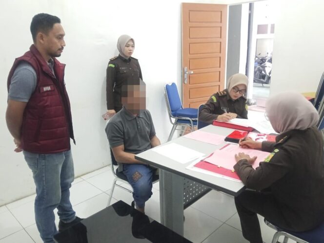 
 Satresnarkoba Polres Aceh Selatan Serahkan Dua Tersangka Narkotika ke Kejaksaan Negeri
