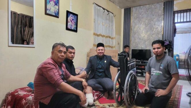 
 Anggota DPRA Dony Rajes dan Fakhri serta Tokoh Masyarakat Aceh Selatan 