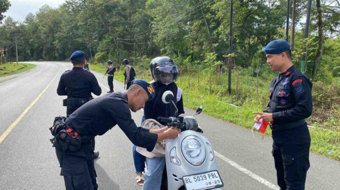 
 Memperingati HUT RI Ke 80 Brimob Aceh Bagikan Bendera Merah Putih