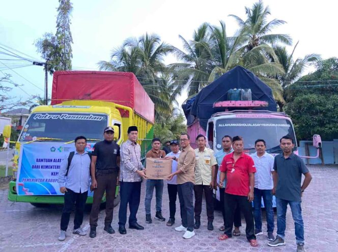 
 Bupati Aceh Selatan H.Mirwan menyerahkan Bantuan Akses Kepada Direktur RSUDYA 
