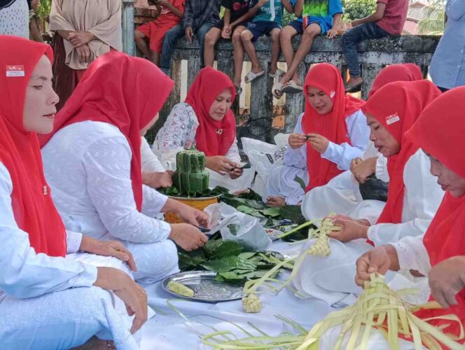 
 Meriahkan HUT RI ke 80, Ibu -ibu di Kluet Utara Gelar Lomba Meurangkai “Ranup Peunuwo” 