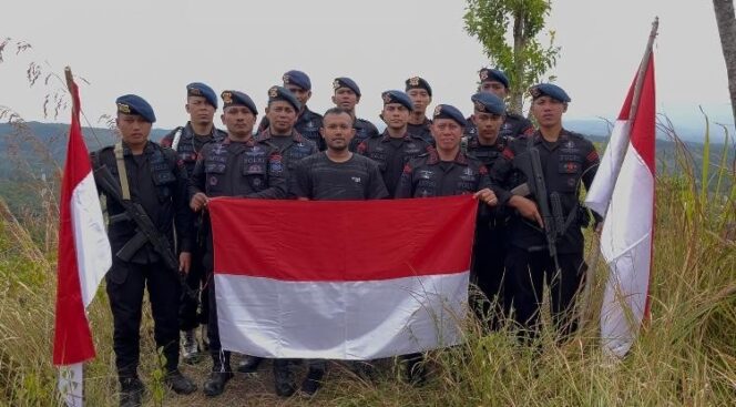 
 Brimob Kibarkan Bendera Merah Putih di Puncak Seulawah Agam