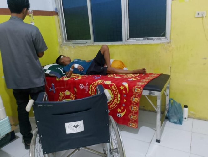 
 Salah satu Pasien yang dirawat di Puskesmas Sawang menggunakan ranjang seadanya, Minggu 17 Agustus 2025