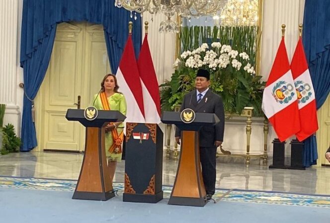 
 Presiden Prabowo Subianto dalam pernyataan bersama (joint statement) dengan Presiden Peru Dina Ercilia Boluarte Zegarra di Istana Merdeka, Kompleks Istana Kepresidenan, Jakarta Pusat, Senin (11/8/2025). (Dok.Kompas)  