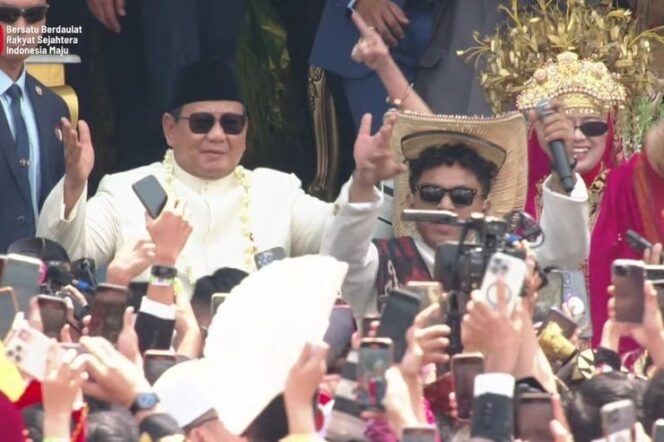 
 Presiden Prabowo berjoget dalam iringan lagu Tabola Bale usai upacara HUT ke-80 RI di Istana Merdeka, Minggu (17/8/2025)  