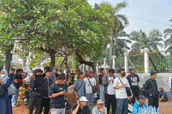 
 Situasi massa aksi bertajuk Revolusi Rakyat Indonesia yang ramai beredar di media sosial di depan Gedung DPR RI, Senayan, Jakarta Pusat, Senin (25/8/2025)  