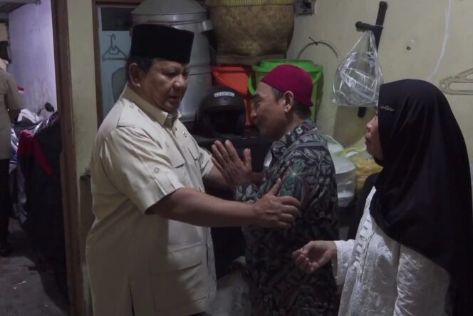 
 Presiden RI Prabowo Subianto melayat ke rumah duka Affan Kurniawan, pengemudi ojek online (ojol) yang tewas dilindas kendaraan taktis (rantis) Brimob Polri  