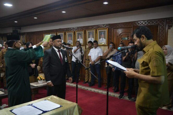 
 Foto: Gubernur Aceh Lantik Fadhil Ilyas sebagai Direktur Utama Bank Acrh 