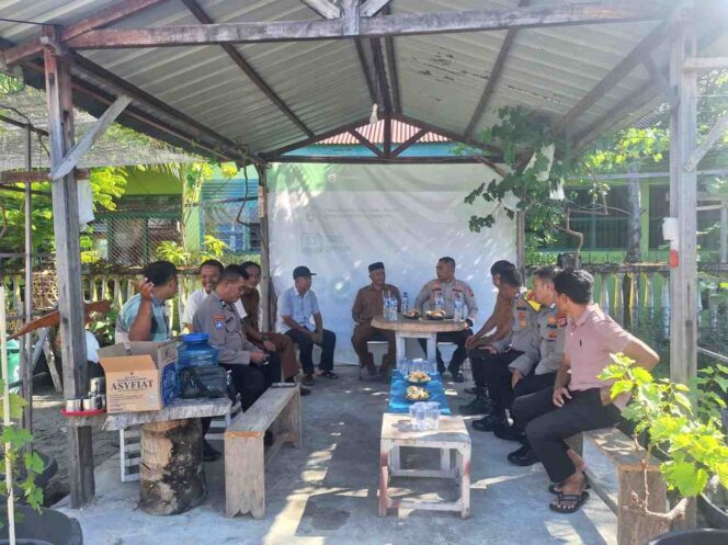 
 Sawe Keude Kopi Bersama Aparatur Gampong, Polsek Tapaktuan Jalin Silahturahmi dan Ajak Jaga Kamtibmas