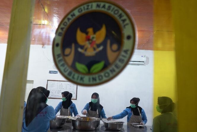 
 Makan Bergizi Gratis: Antara Investasi Gizi dan Ancaman “Crowding Out” 