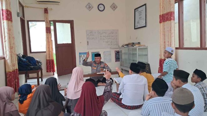 
 Polres Aceh Selatan Ajak Anak-anak Cinta Al-Qur’an Lewat Program Polisi Mengajar