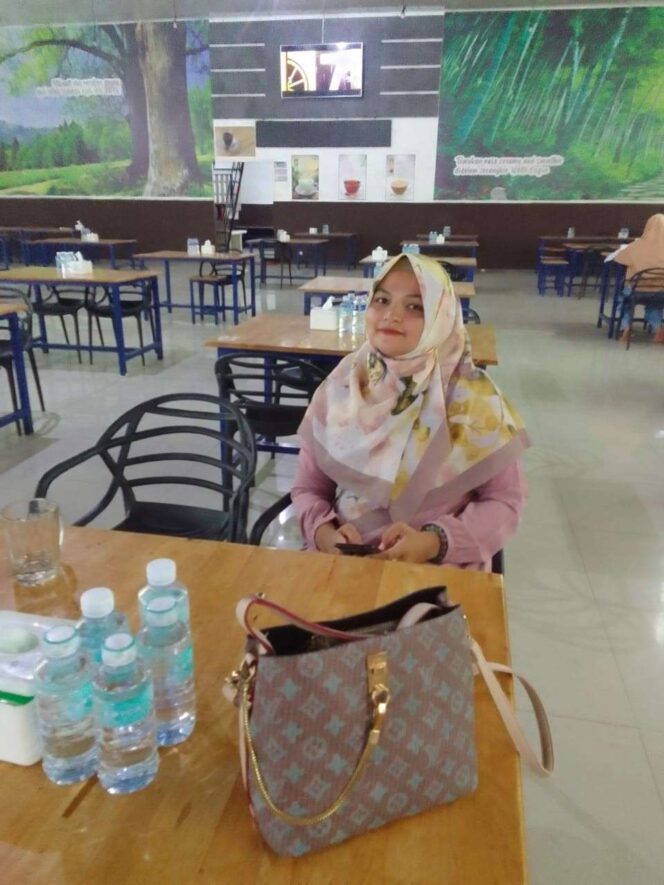 
 Ketua Asosiasi Kerajinan Souvenir Aceh, Dewi Antika Bahar