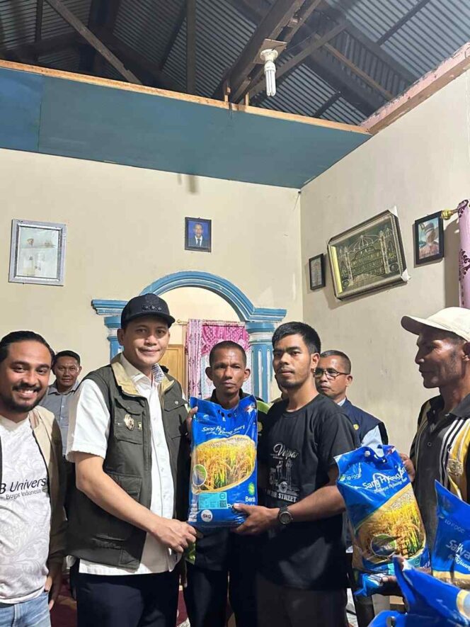 
 Bupati Aceh Selatan H.Mirwam didampingi Sekretaris Komisi II DPRK Aceh Selatan Alja Yusnadi membagikan pembagian bibit padi secara simbolis di Gampong Ladang Teungoh Kecamatan Pasie Raja Sabtu 13 September 2025.