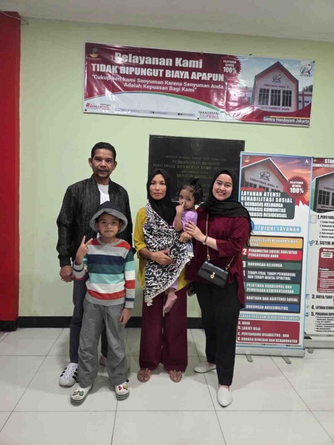 
 Senator Azhari Cage Bantu Tiket Pulang Bocah Bocor Jantung dari Jakarta ke Aceh