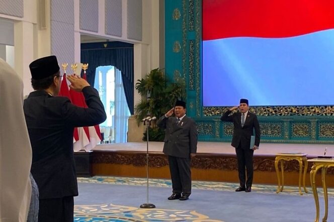 
 Presiden Prabowo Subianto melantik Mochamad Irfan Yusuf sebagai Menteri Haji dan Umrah dan Dahnil Anzar Simanjuntak menjadi Wakil Menteri Haji dan Umrah di Istana Kepresidenan Jakarta, Senin (8/9/2025)
