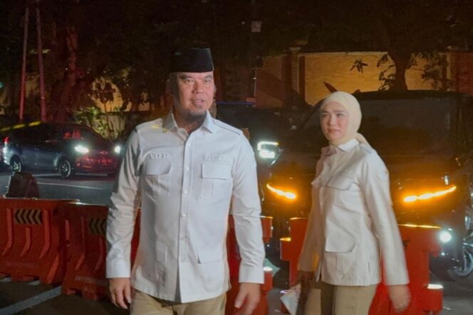 
 Anggota DPR Fraksi Gerindra Ahmad Dhani dan Mulan Jameela merapat ke rumah Presiden Prabowo Subianto di Kertanegara, Jakarta Selatan, Senin (8/9/2025) malam. (Foto. Kompas)  
