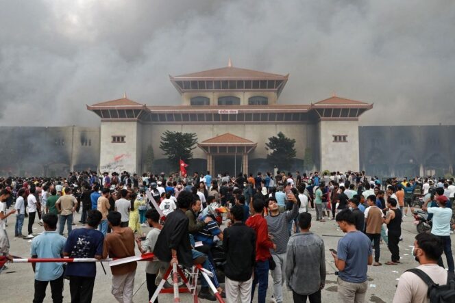 
 Para peserta demo Nepal berkumpul di depan gedung parlemen di Kathmandu, 9 September 2025  