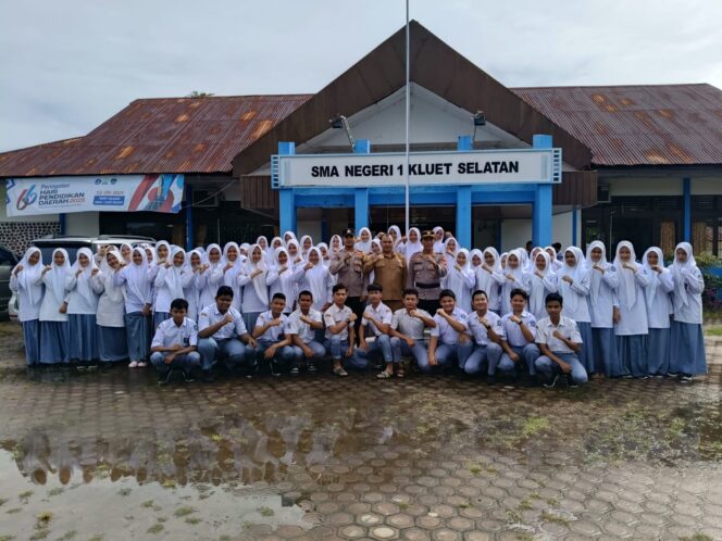
 Polsek Kluet Selatan Gelar Giat Polisi Sawe Sikula di SMAN 1 Kluet Selatan, Bacakan Amanat Kapolda Aceh