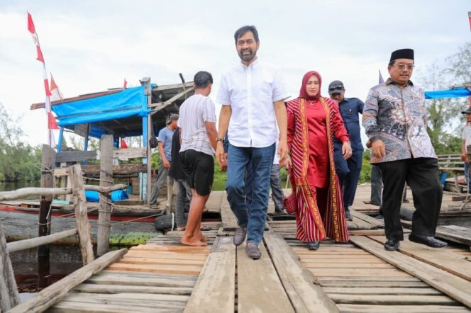 
 Mualem didamping Istri dan Bupati Aceh Singkil Naik Rakit