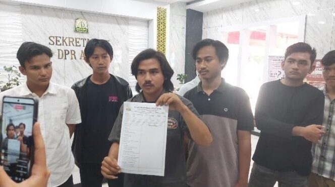 
 Aliansi Rakyat Aceh Serahkan Surat Tuntutan ke DPRA, Desak Tindak Lanjut Aksi 1 September