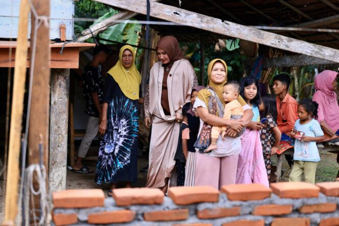 
 Kak Na Mualem Kunjungi dan Beri Santunan untuk Pelajar Aceh Utara yang Tinggal di Rumah Reyot dan Berlantai Tanah