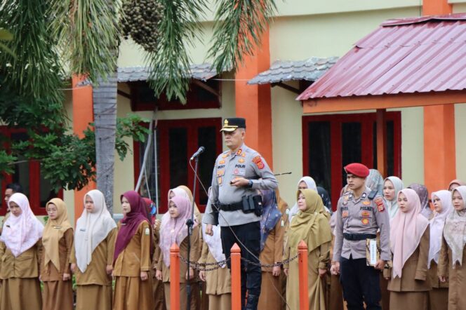 
 Kapolres Aceh Selatan Sampaikan Amanat Kapolda Aceh dalam Program Polisi Saweu Sikula di SMAN 1 Tapaktuan