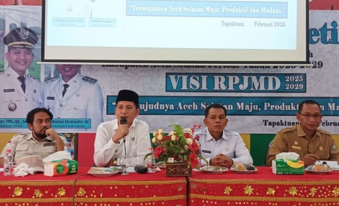 
 Bupati Aceh Selatan saat Membuka Kick Of Meeting RPJMD Aceh Selatan 2025-2029 sehari setelah dilantik, 18 Februari 2025