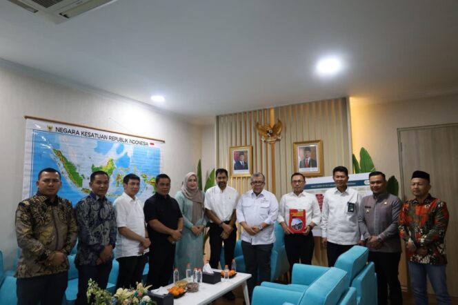 
 Mualem Temui Wamen Perkim Usulkan Inpres Rumah Mantan Kombatan GAM