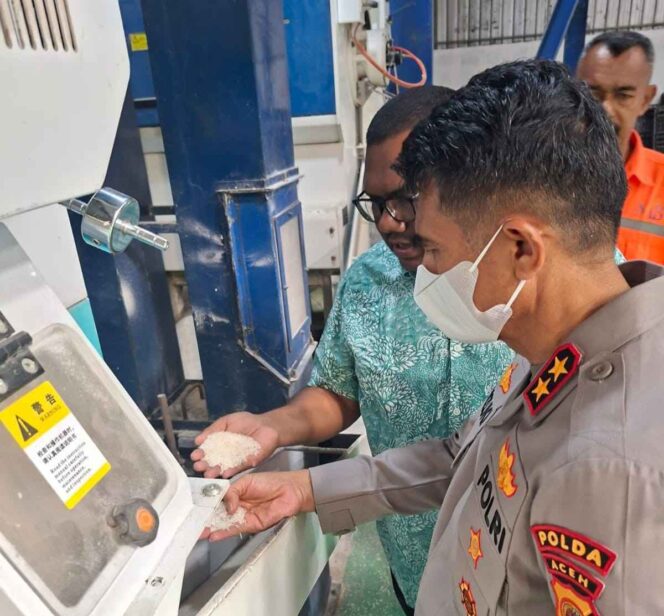 
 Kapolda Aceh Cek Kualitas Beras di Kilang Padi Blang Bintang, Pastikan Bebas Oplosan
