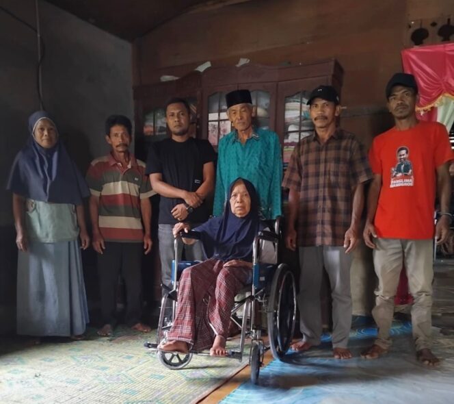 
 Anggota DPRK Aceh Selatan Idrus TM Salurkan Bantuan Alat Kesehatan dari Dinsos Provinsi