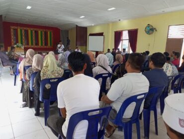 Camat Kluet Selatan Muriadi didampingi mantan Ketua KIP Aceh Selatan Khairunis Absyir melakukan Sosialisasi dan Bimtek kepada P2K, Minggu 12 Oktober 2025