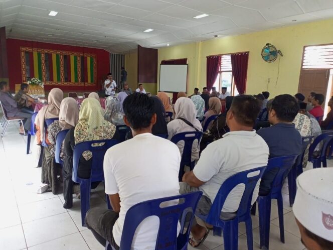 
 Camat Kluet Selatan Muriadi didampingi mantan Ketua KIP Aceh Selatan Khairunis Absyir melakukan Sosialisasi dan Bimtek kepada P2K, Minggu 12 Oktober 2025