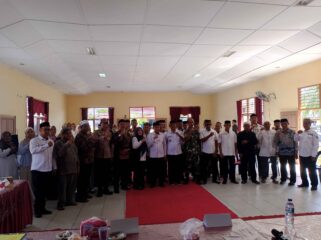 Wabup Aceh Selatan, Kadis DPMG berfoto bersama dengan Peserta Sosialisasi Penguatan Kelembagaan Adat Gampong Di Kluet Selatan, Rabu, 15 Oktober 2025.