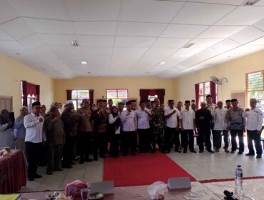 Wabup Aceh Selatan, Kadis DPMG berfoto bersama dengan Peserta Sosialisasi Penguatan Kelembagaan Adat Gampong Di Kluet Selatan, Rabu, 15 Oktober 2025.