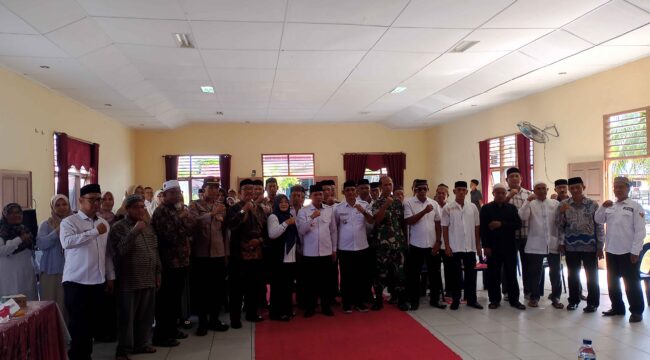 Wabup Aceh Selatan, Kadis DPMG berfoto bersama dengan Peserta Sosialisasi Penguatan Kelembagaan Adat Gampong Di Kluet Selatan, Rabu, 15 Oktober 2025.