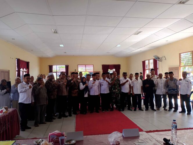 
 Wabup Aceh Selatan, Kadis DPMG berfoto bersama dengan Peserta Sosialisasi Penguatan Kelembagaan Adat Gampong Di Kluet Selatan, Rabu, 15 Oktober 2025.